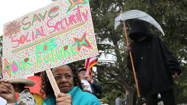 Manifestante de la tercera edad.