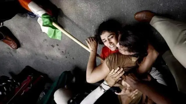 यौन उत्पीड़न के ख़िलाफ़ प्रदर्शन करती महिला पहलवान 