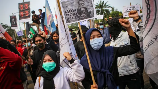 Sejumlah mahasiswa mengikuti aksi di halaman Gedung Pemerintah Kota Tangerang, Kota Tangerang, Banten, Senin (12/10/2020). Aksi tersebut menuntut kepada Wali Kota Tangerang dan DPRD Kota Tangerang untuk menandatangani pakta integritas tentang penolakkan UU Cipta Kerja.
