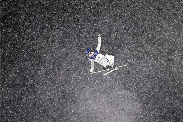 一女子单板滑雪