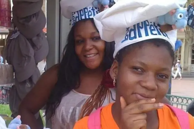 Helen (hagu) da Mary Akande (dama)