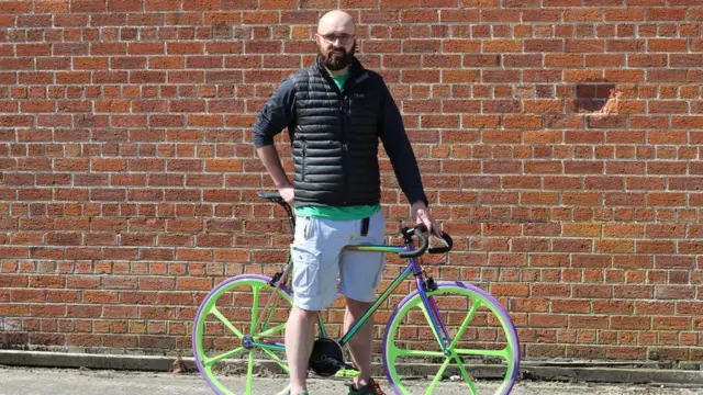 Andrew Hassard da ke wurin saida keke na Mango da ke Ballyclare a arewacin Ireland