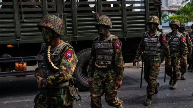 အာဏာသိမ်းပြီးနောက် ရန်ကုန်မြို့မှာတွေ့ရတဲ့ စစ်ကောင်စီတပ်ဖွဲ့ဝင်တွေ (ပုံဟောင်း)