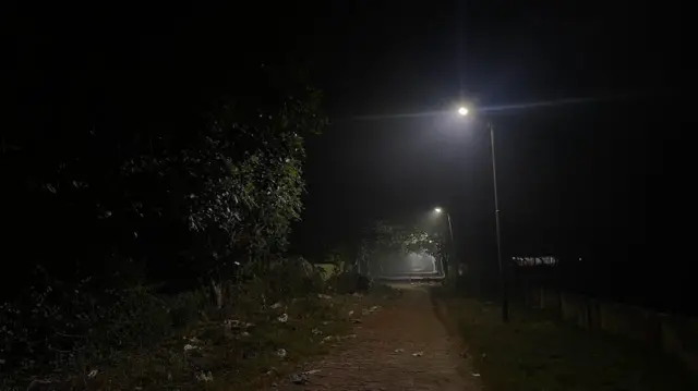 बनारस हिंदू यूनिवर्सिटी के इस आख़िरी छोर पर लाइटें ख़राब थीं और अंधेरा रहता था. गैंगरेप की कथित घटना यहीं हुई. अब यहां नई लाइटें लग गई हैं.