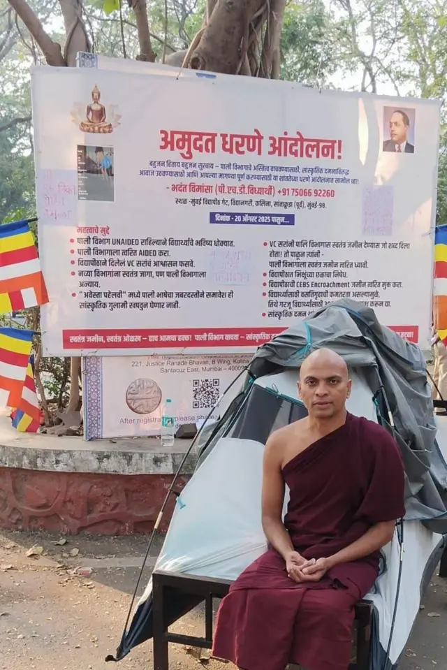 राजेश जनार्दन बळखंडे उर्फ भदंत विमांसा मागील 223 दिवसांपासून विविध मागण्यांसाठी मुंबई विद्यापीठाच्या कलिना संकुलात सत्याग्रह आंदोलन करत आहेत.