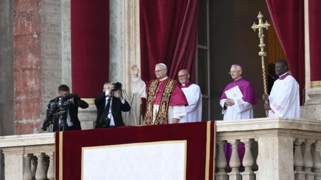 አዲሱ ጳጳስ ለመጀመሪያ ጊዜ በቅዱስ ጴጥሮስ አደባባይ ለተሰበሰበው ሕዝብ ሲታዩ 