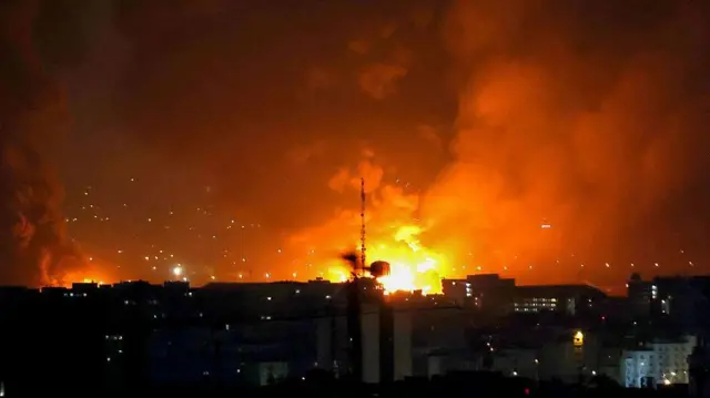 Bandara di Teheran dilalap api