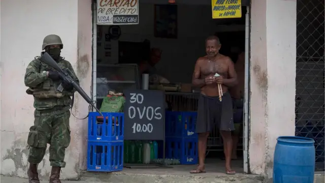 Militar ao ladosite para ver escanteioshomemsite para ver escanteiosbar na Vila Kennedy