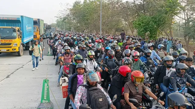 পদ্মা সেতুর মুন্সিগঞ্জ প্রান্তে অনেক মানুষ মোটরসাইকেলে বাড়ি ফিরছেন
