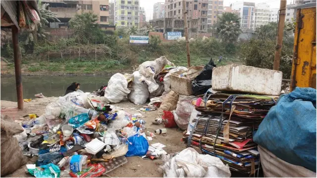 স্কুলের পাশে ময়লার ভাগার, দেখার কেউ নেই।