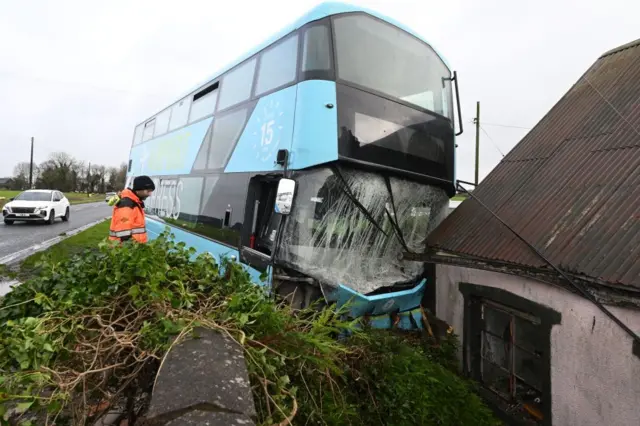 Kuzey İrlanda'da bir otobüs yoldan çıkarak bir eve çarptı.