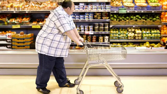 Homem obeso fazendo comprasjogo da carta estrela betsupermercado