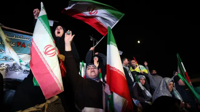 иранке се радују са заставама у рукама