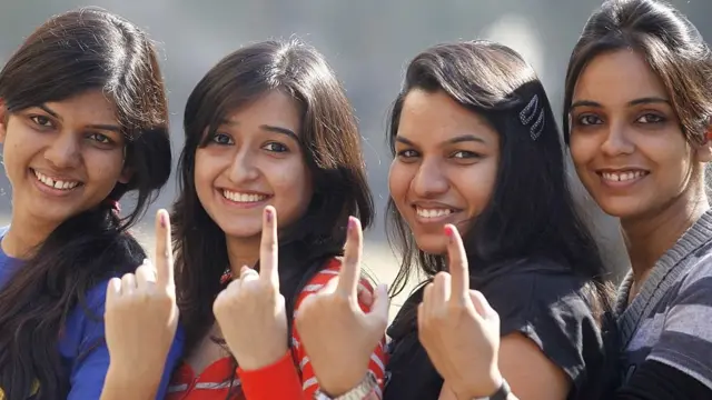 वोट डाल कर लौटी युवतियां