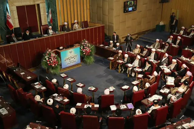 صورة لمجلس خبراء القيادة في إيران خلال جلسة عُقدت في العاصمة في طهران، وتظهر الصورة قاعة كبيرة، بها حضور كبير.