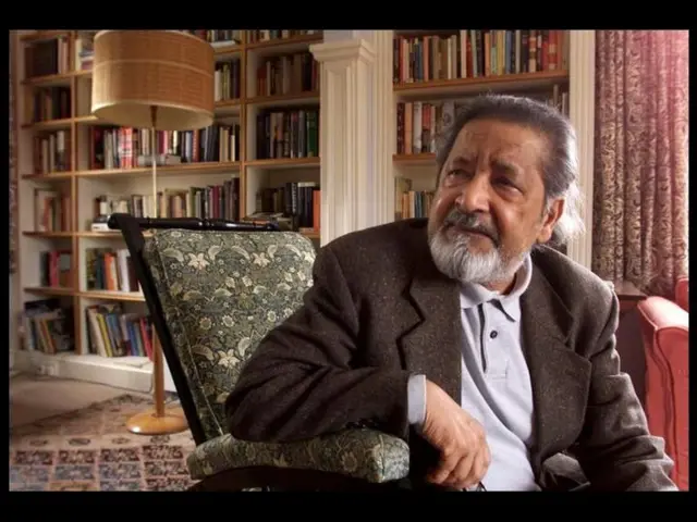 सन् २००१ मा नोबेल पुरस्कार विजेताका रूपमा नाम घोषणा भएपछि विल्ट्शरस्थित आफ्नो घरमा अङ्ग्रेजी उपन्यासकार सर भीएस नइपाल 