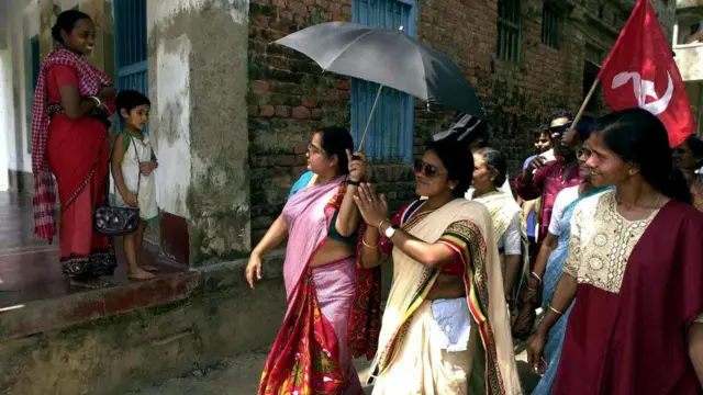 पश्चिम बंगाल चुनाव के दौरान प्रचार करतीं सीपीएम की प्रत्याशी अवा मंडल