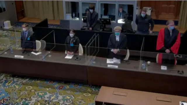 အမှုကြားနာပွဲကို တက်ရောက်နေတဲ့ မြန်မာကိုယ်စားလှယ်တွေနဲ့ ရှေ့နေတွေ