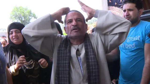 أهالي مفقودين على متن القارب الغارق