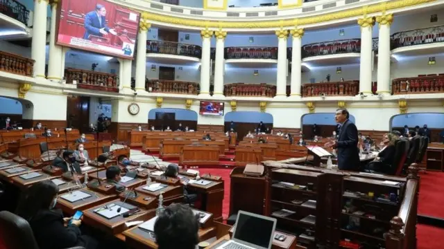 Imagem da câmera principal do Congresso peruano