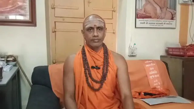 બીબીસી ગુજરાતી ભરુચ જુમ્મા મસ્જિદ જામા મસ્જિદ મુક્તાનંદ સ્વામી વાઈરલ વીડિયો મૂર્તિ જૈન મંદિર મુસ્લિમ હિંદુ