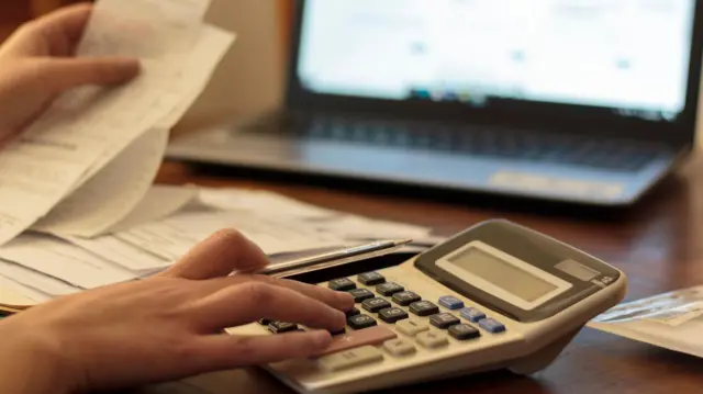 дигитрон у првом плану, у другом је лаптоп. 