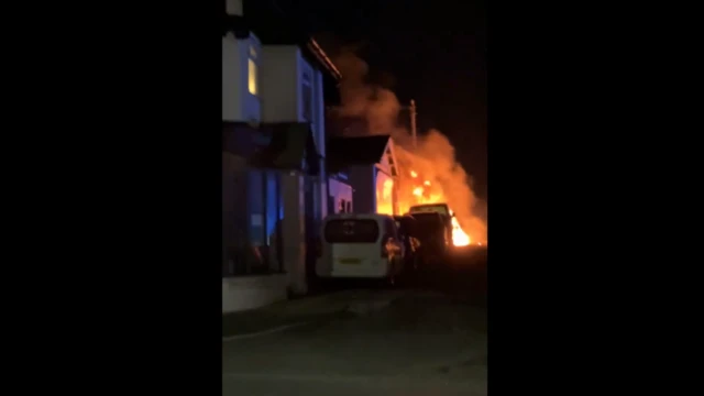 نمایی از خیابان و ورودی این مسجد که آتش گرفته است