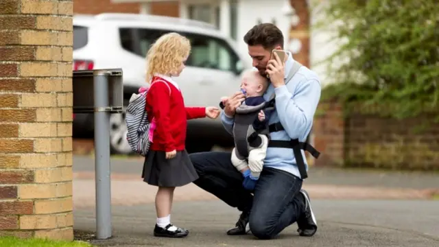 Чоловік із донькою-школяркою там малюков