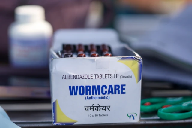একটি সাদা ওষুধের অ্যাম্পুল। বক্সের ওপর লেখা ওয়ার্ম কেয়ার (পরজীবী থেকে সুরক্ষা দেয়ার ওষুধ)