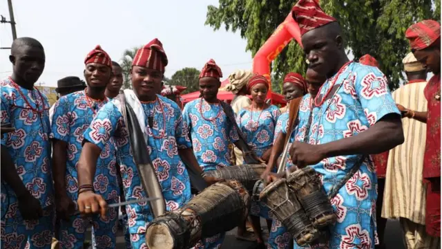 Níṣe ni ìlù Bàtá n ró pọnlá-pọnlá látọwọ́ àwọn ọmọ ilẹ̀ káàrọ̀. ò jíire