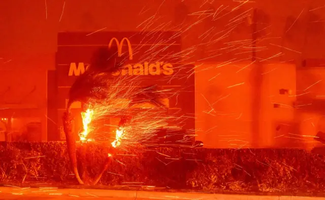 Un restaurante McDonald's entre los incendios de Los Ángeles