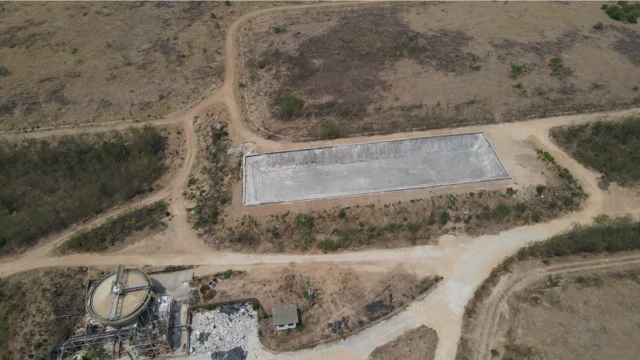 บ่อฝังกลบกากตะกอนแร่ ที่ถูกขุดออกไปจากโรงถลุงสังกะสี บมจ.ผาแดงอินดัสทรี หรือชื่อในปัจจุบัน "เบาด์ แอนด์ บียอนด์" 