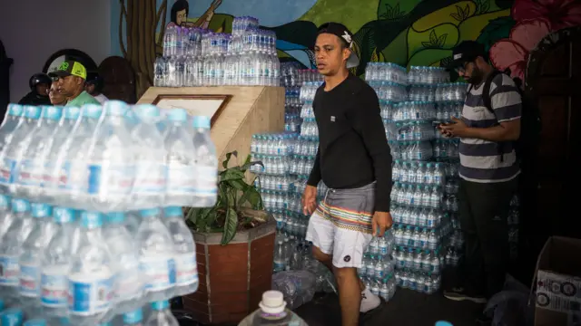 Voluntarios organizan donaciones para los afectados por los terremotos en un centro de recolección en Caracas, Venezuela, 26 de junio de 2026