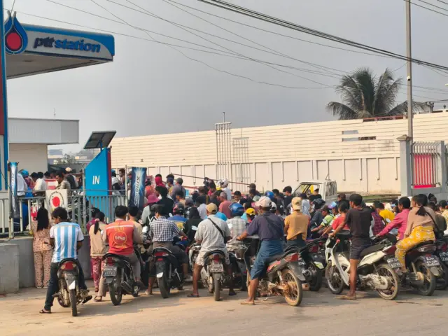 မတ် ၄ ရက်၊ မြဝတီမြို့မှာ စက်သုံးဆီတန်းစီနေကြသူတွေ