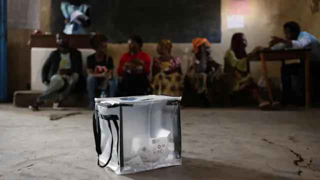 Sanduku la kupigia kura linaonekana hapa katika kituo cha kupigia kura cha Mavuno wakati wa uchaguzi wa urais wa Jamhuri ya Kidemokrasia ya Kongo Desember 20, 2023