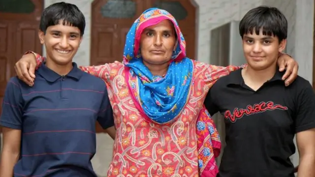 తల్లితో వినేశ్‌ 