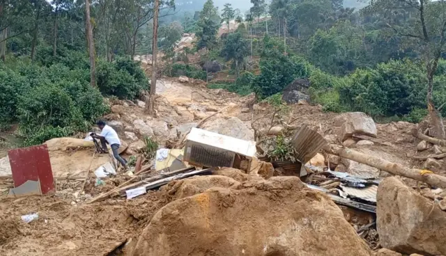 இலங்கை மண்சரிவு: சடலங்களை உறவினர்களே தேடி எடுக்கும் அவலம் - பிபிசி தமிழ் நேரில் கண்டவை