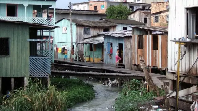 Crianças fotografadasmelhores apostas na bet365favela brasileira