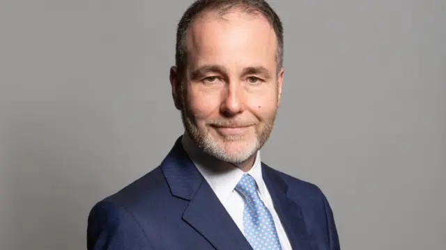 ক্রিস পিঞ্চার : এক পুরুষ সহকর্মীর ওপর যৌন হামলা চালান বলে তার বিরুদ্ধে অভিযোগ উঠে