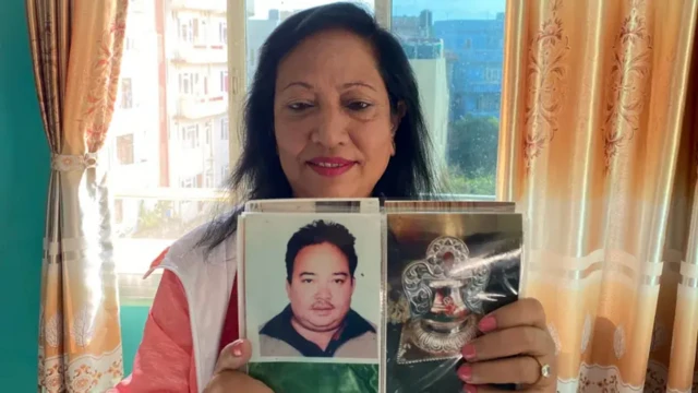 بیوی میرا تمراکر نے بتایا کہ ان کے شوہر گجیندرمن تمراکر اغوا سے رہا ہونے کے بعد بیمار پڑنے لگے۔
