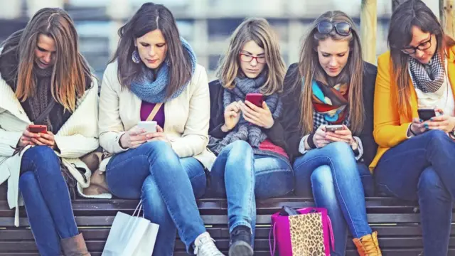 Дівчата зі смартфонами
