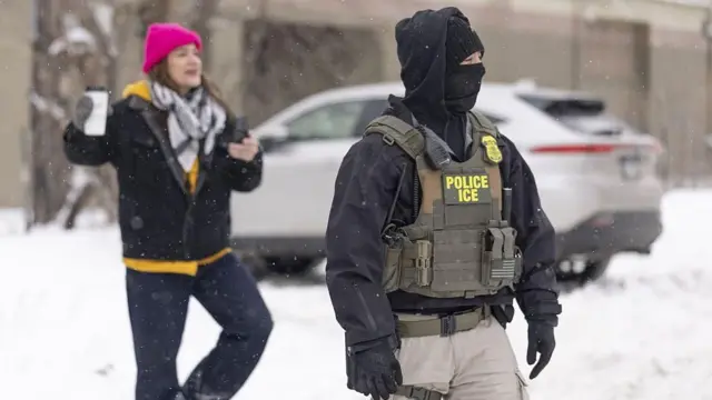 የአይስ ሠራተኞችን በርካታ ሶማሊያውያን በሚኖሩበት በሚኒያፖሊስ አደባባይ የወጡ ሰዎች ተቃውመዋቸዋል