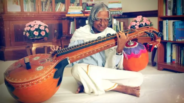 वीणा बजाते कलाम