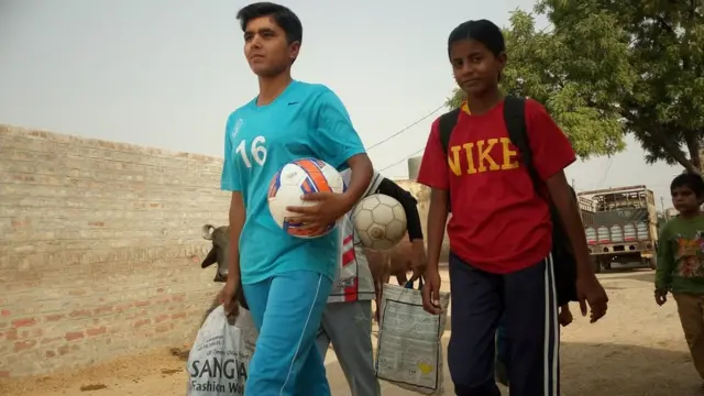 ਫੁੱਟਬਾਲ ਖੇਡਦੀਆਂ ਕੁੜੀਆਂ