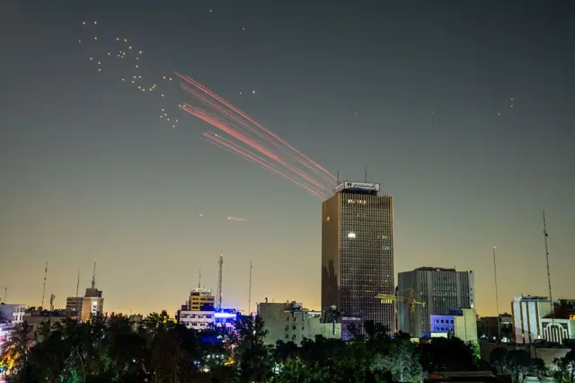 Jejak proyektil terlihat di langit pada 13 Juni 2025 di Teheran, Iran. Menteri luar negeri Iran mengatakan negara itu akan menanggapi "dengan tegas dan proporsional" gelombang serangan yang dilancarkan Israel sejak dini hari tanggal 13 Juni. Serangan itu menargetkan beberapa lokasi militer, ilmiah, dan perumahan, serta pejabat senior pemerintah.