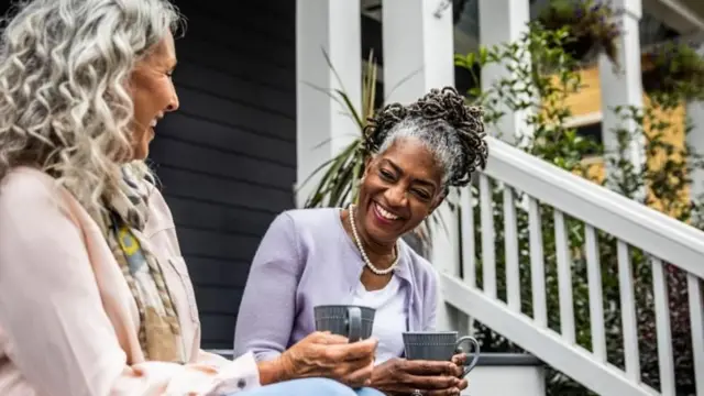Des gestes aimables, comme offrir un café à votre voisin, peuvent aider votre système immunitaire