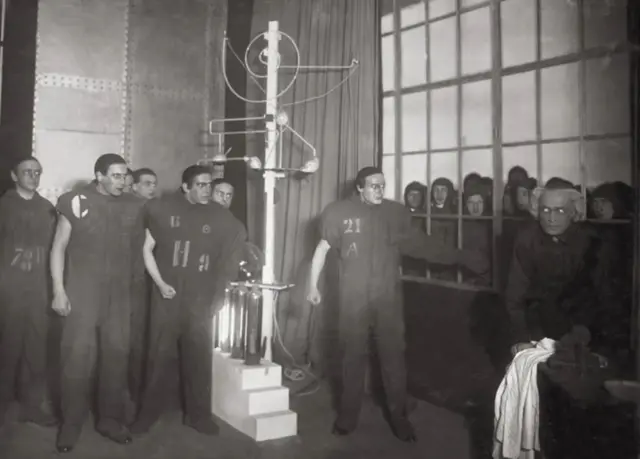 1923-жылы Берлин театрында коюлган “РУРдан” лаборатория көрүнүшү 