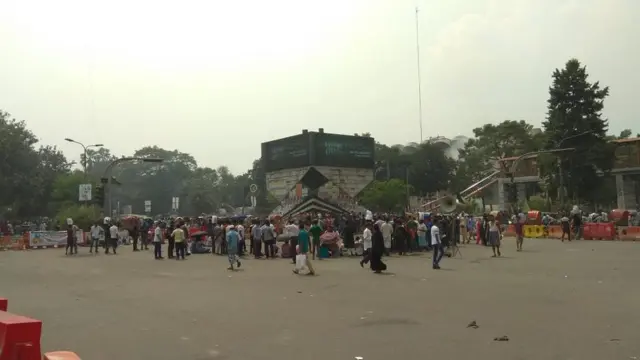 ঢাকার শাহবাগ মোড় অবরোধ করে রেখেছে বিক্ষোভকারীরা