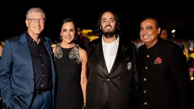 (จากขวา) บิลล์ เกตส์กับพอลลา เฮิร์ด ภรรยาของเขา, อนันต์ อัมบาลี และมูเกซ อัมบาลี