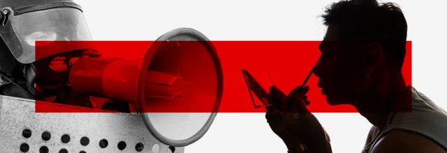 Kolaž policajac govori u megafon i muškarac koji se šminka